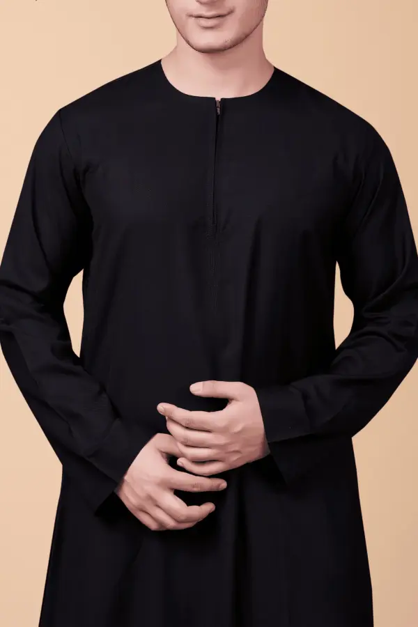 Midnight Black Minimal Zip-Neck Classic Thobe for Men - Image 4 - Ruby Online