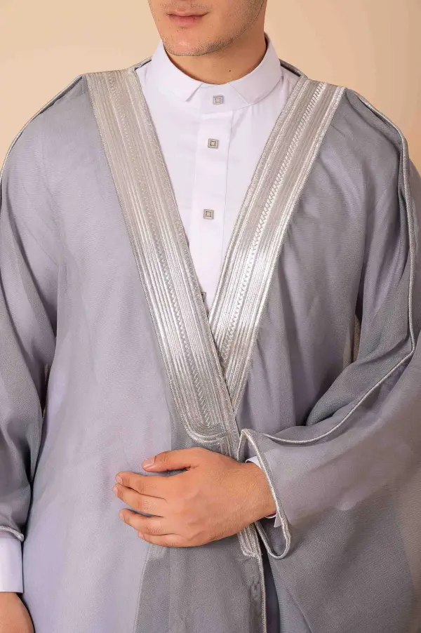 Elegant Grey Arabic Bisht for Men with Silver Zari Edge Embroidery – Premium Lightweight Open-Front Cloak - Image 4 - Ruby Online