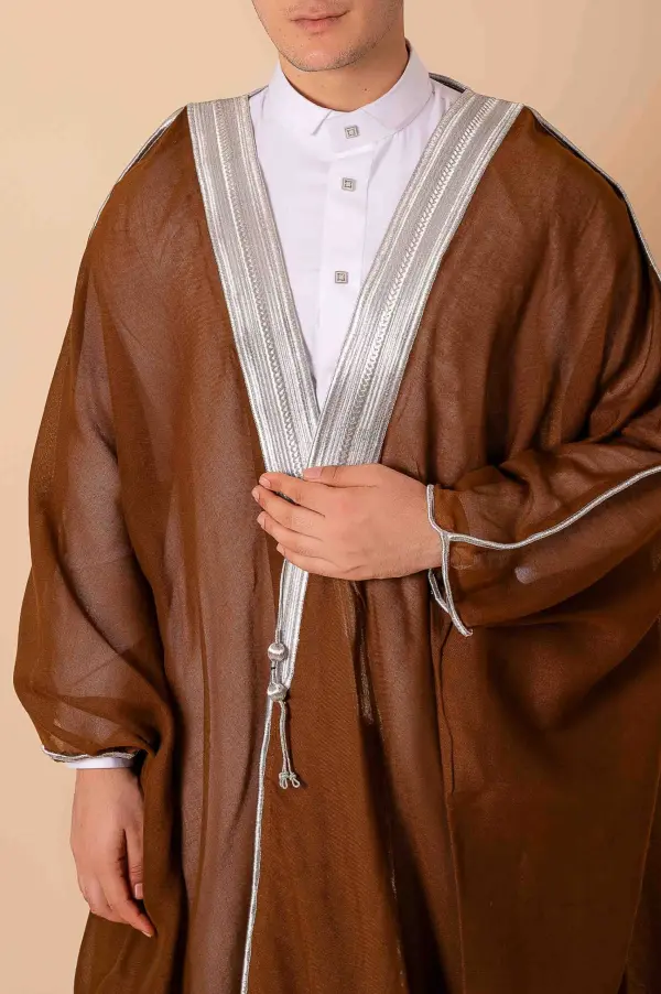 Luxury Brown Arabic Bisht for Men with Silver Zari Edge Embroidery – Premium Lightweight Open-Front Cloak - Image 4 - Ruby Online
