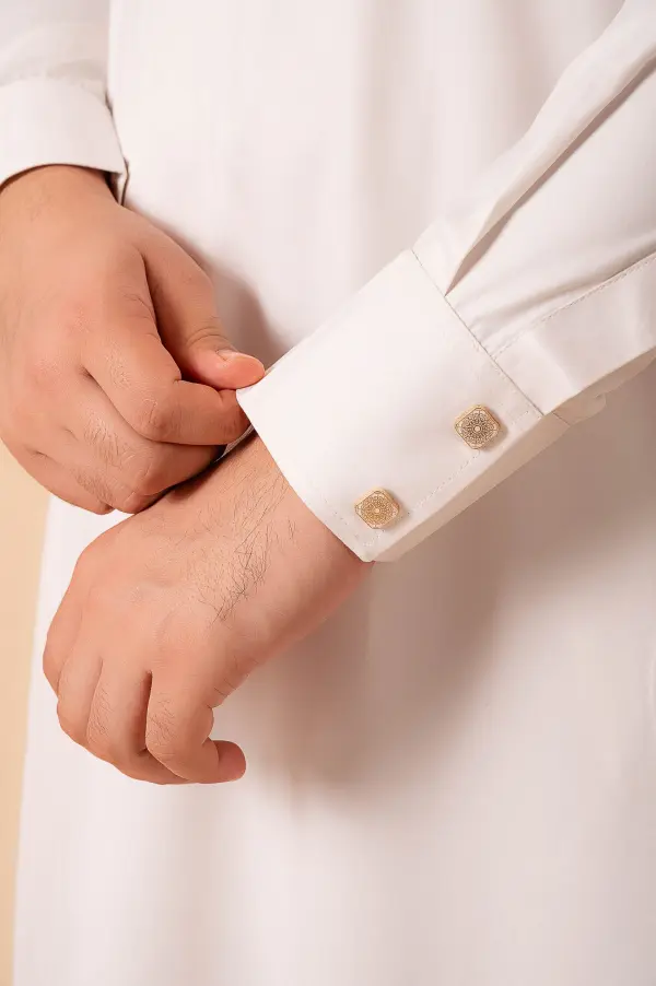 Premium Cream White Classic Thobe with Pleated Front Panel & Band Collar - Image 4 - Ruby Online