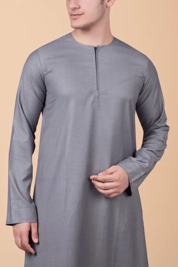 Modern Light Grey Zip-Neck Thobe for Men – Minimal Classic Design - Image 4 - Ruby Online