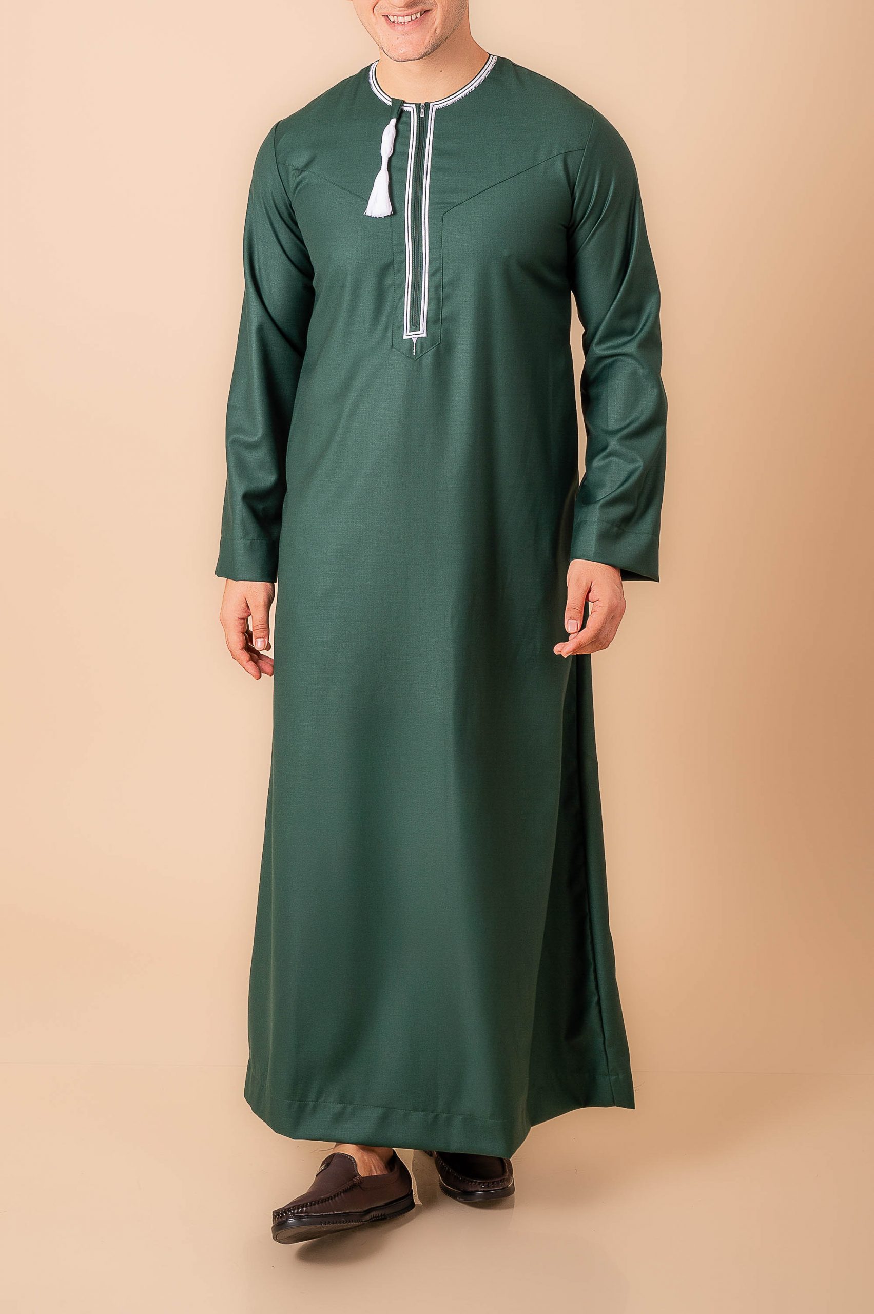 Dark green Omani thobe with white geometric embroidery and tassel for men