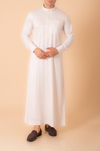 Men’s cream white classic thobe with pleated front panel and band collar