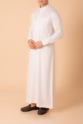 Men’s cream white classic thobe with pleated front panel and band collar