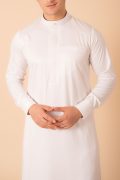 Men’s cream white classic thobe with pleated front panel and band collar